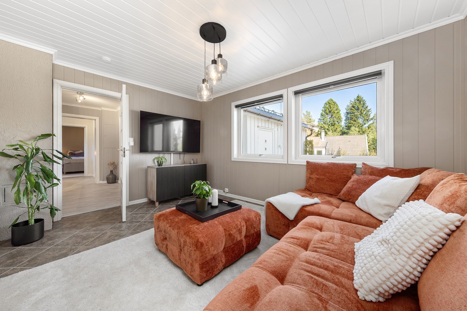 Rommet har god plass til en romslig sofakrok og tv-møblement. Galleribilde