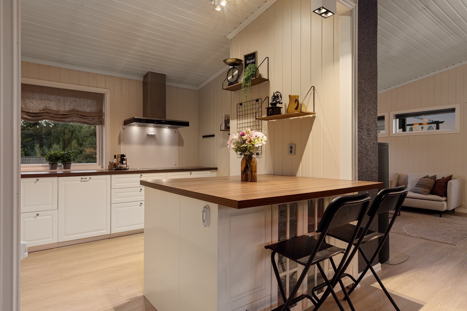 Kjøkkenet har en praktisk øy med barløsning og ekstra oppbevaringsplass. Galleribilde