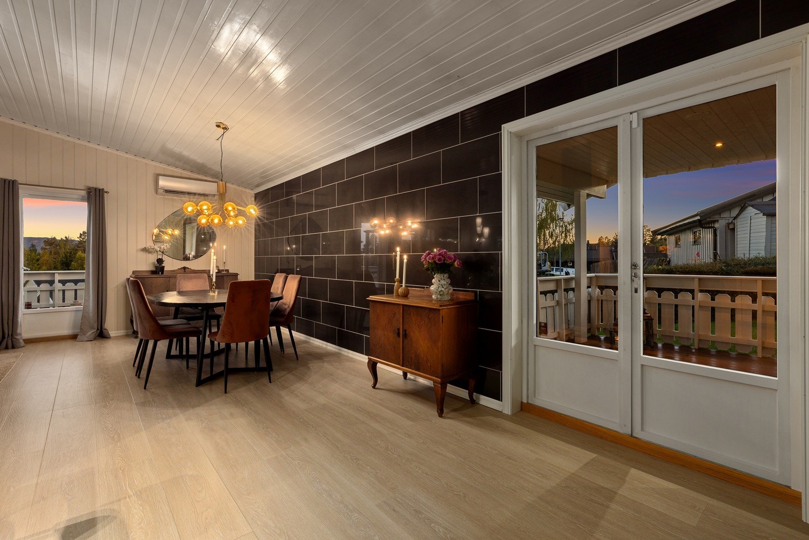 Denne store og innbydende stuen med spisestue, utstråler en delikat og moderne stil. Galleribilde