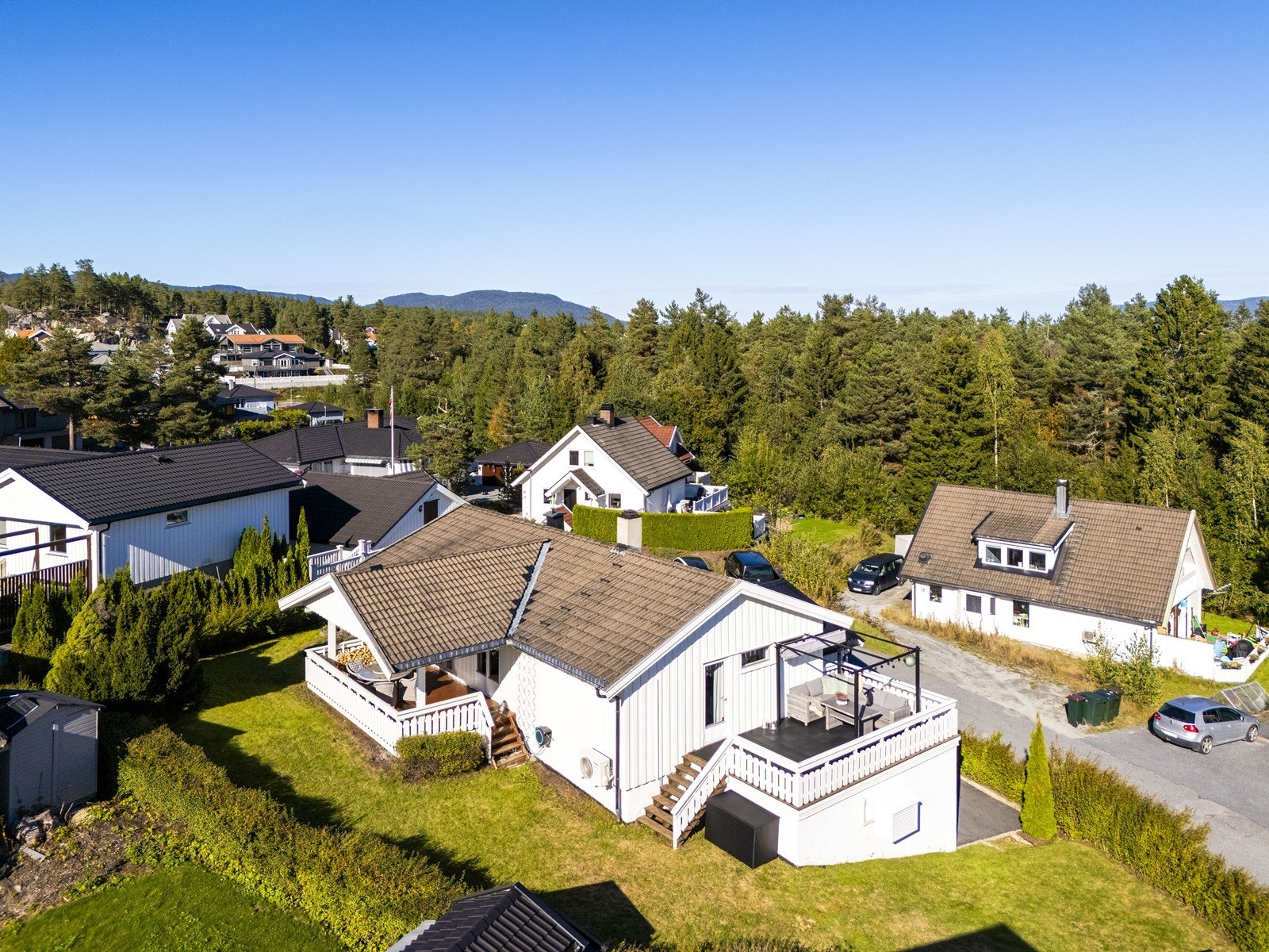 Tomten er småkupert og har gode solforhold. Uteområdene er pent opparbeidet med diverse bed, beplantninger og gressarealer. Tomten er i vesentlig grad avgrenset med hekk. Galleribilde