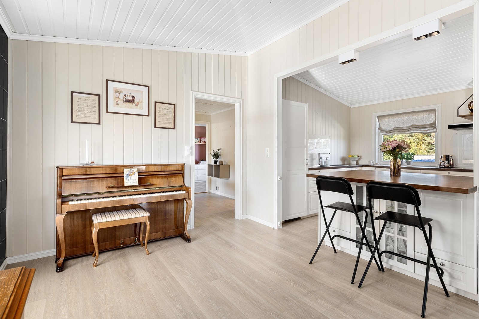 På kjøkkenøyen kan barna sitte å gjøre lekser mens en lager mat. Galleribilde