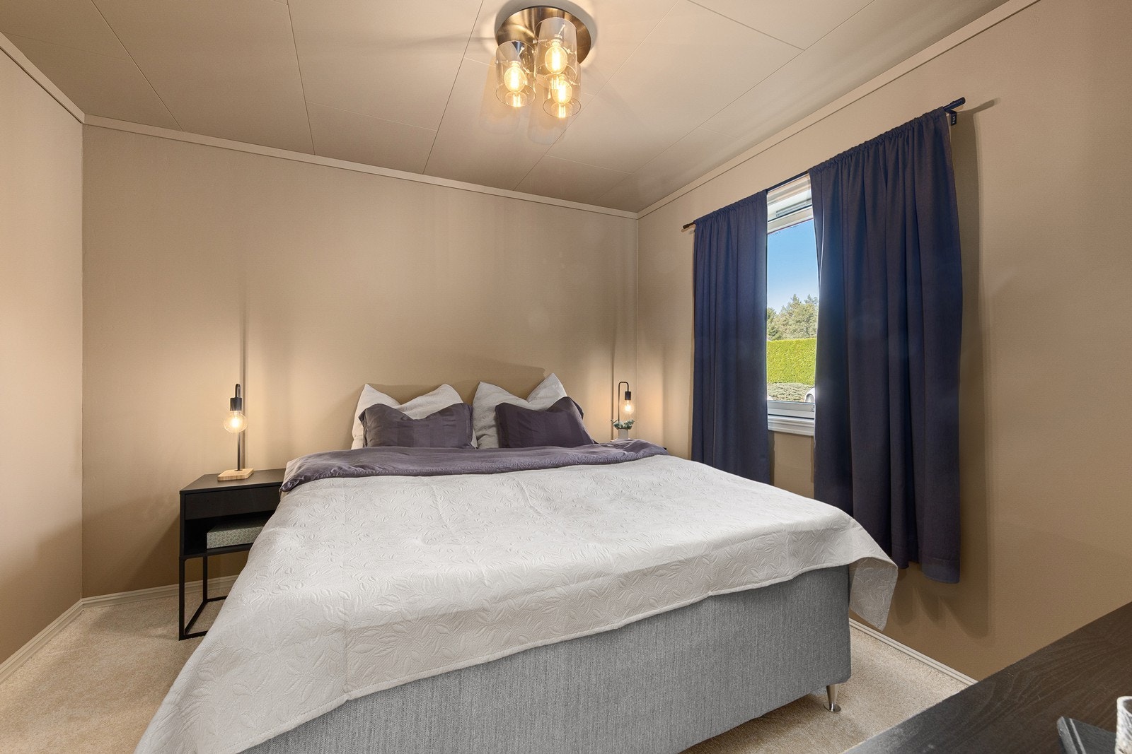 Hovedsoverommet har god plass til dobbeltseng med tilhørende nattbord. Galleribilde