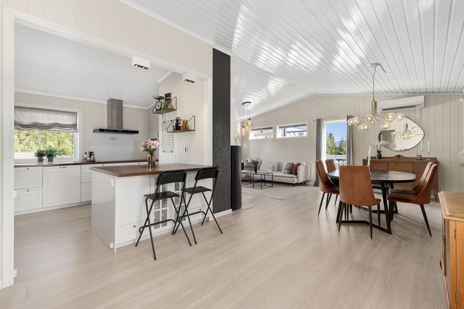 Oppvarming med vedovn i stuen, 2 varmepumper og strøm/elektrisitet via panelovner. Galleribilde