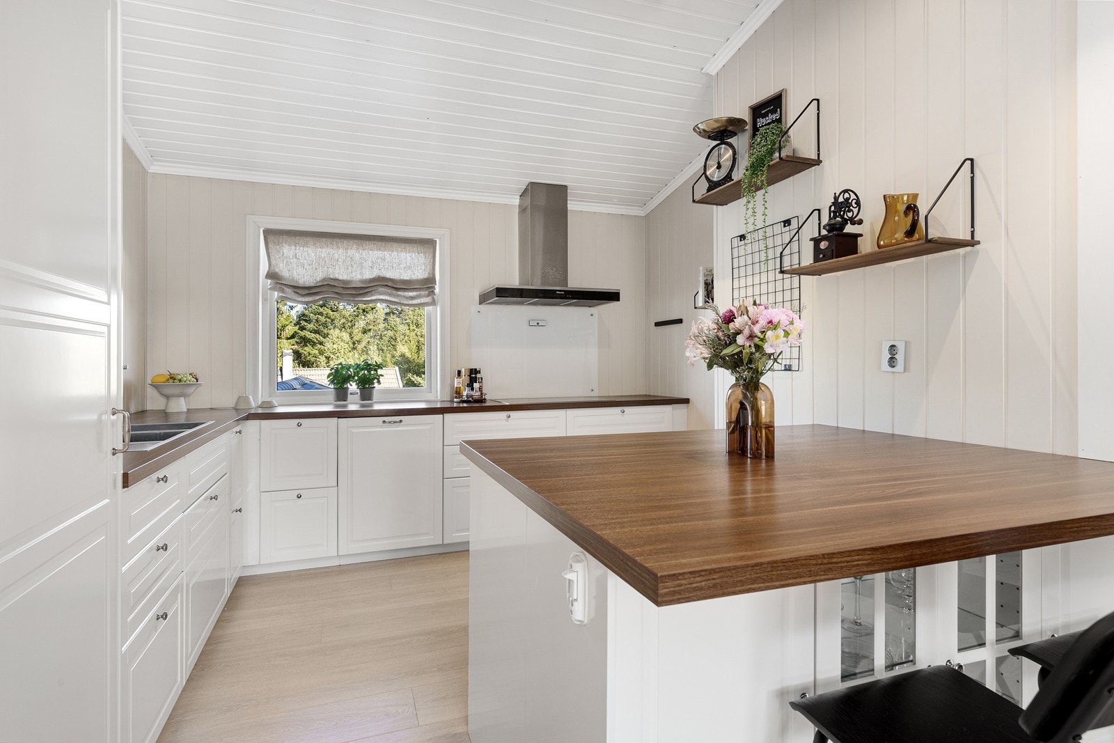 Kjøkkenet har rikelig med oppbevaringsplass, samtidig som det gir rommet en luftig og åpen følelse. Galleribilde