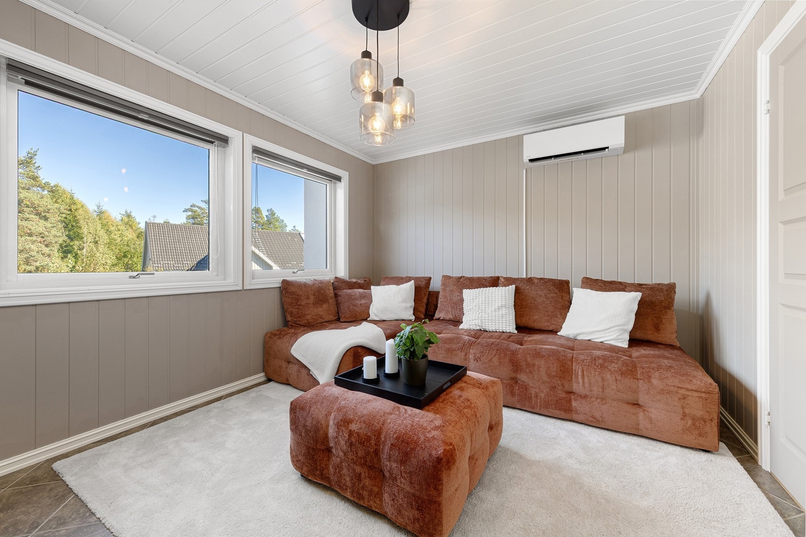 Lekerom/hobbyrom i underetasjen er et perfekt ekstra oppholdsrom for barna eller ungdommen i huset. Galleribilde