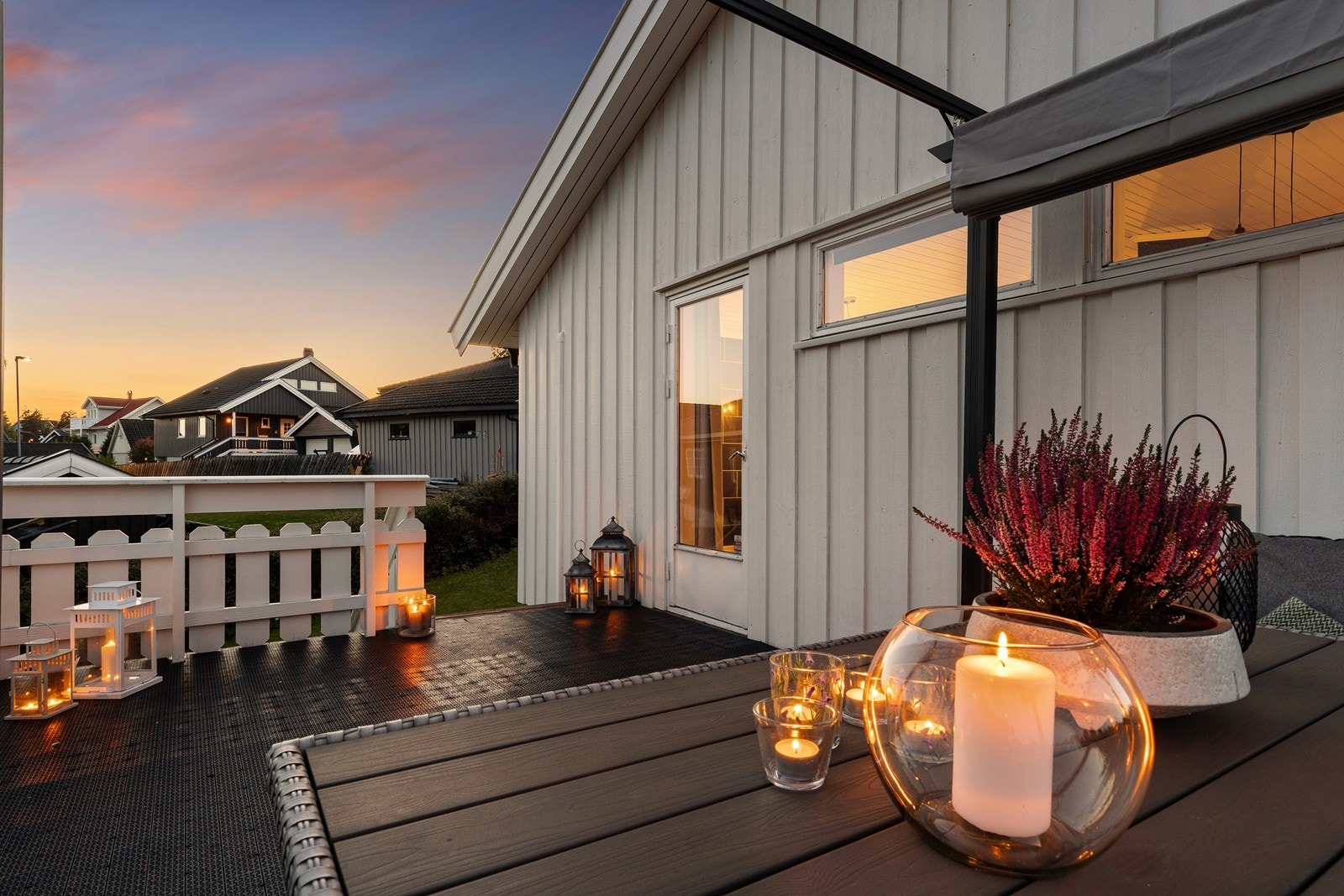 Kveldsstemning på terrassen. Galleribilde