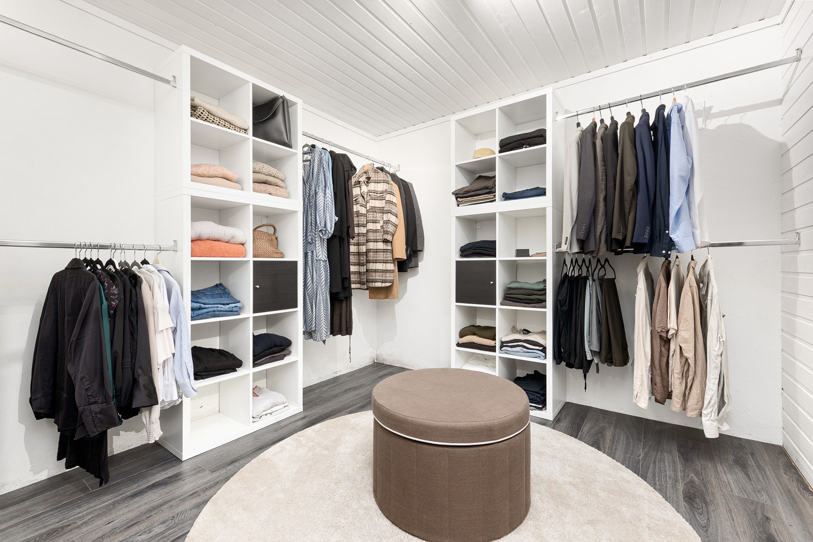 Hovedsoverommet ligger i tilknytning til et praktisk walk in closet med hylleløsninger, perfekt for oppbevaring av klær, sko og diverse tilbehør. Galleribilde