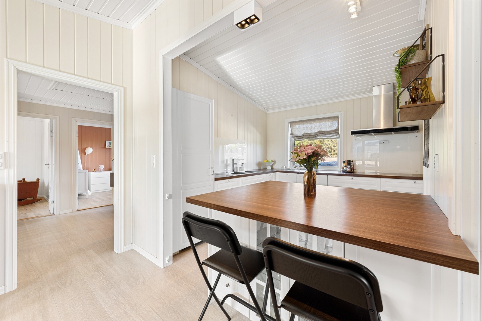 Klassisk kjøkkeninnredning fra Ikea med med profilerte, hvitlakkerte fronter. Galleribilde