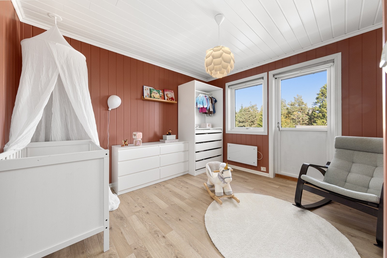 Soverom 2 er malt i en moderne og delikat fargetone, rommet har direkte utgang til en luftebalkong. Galleribilde