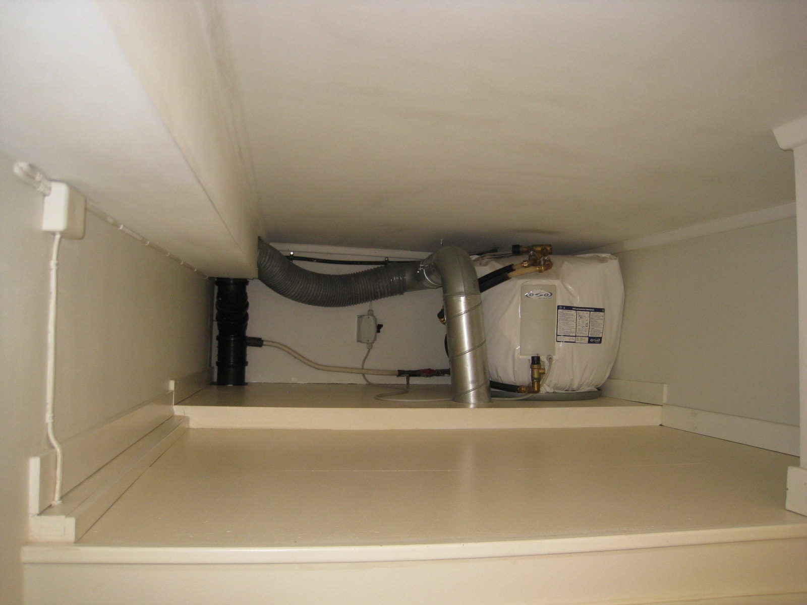 Lagringshems (over bad) med relativt ny varmtvannsbereder - kjellerbod følger selvsagt også med Galleribilde