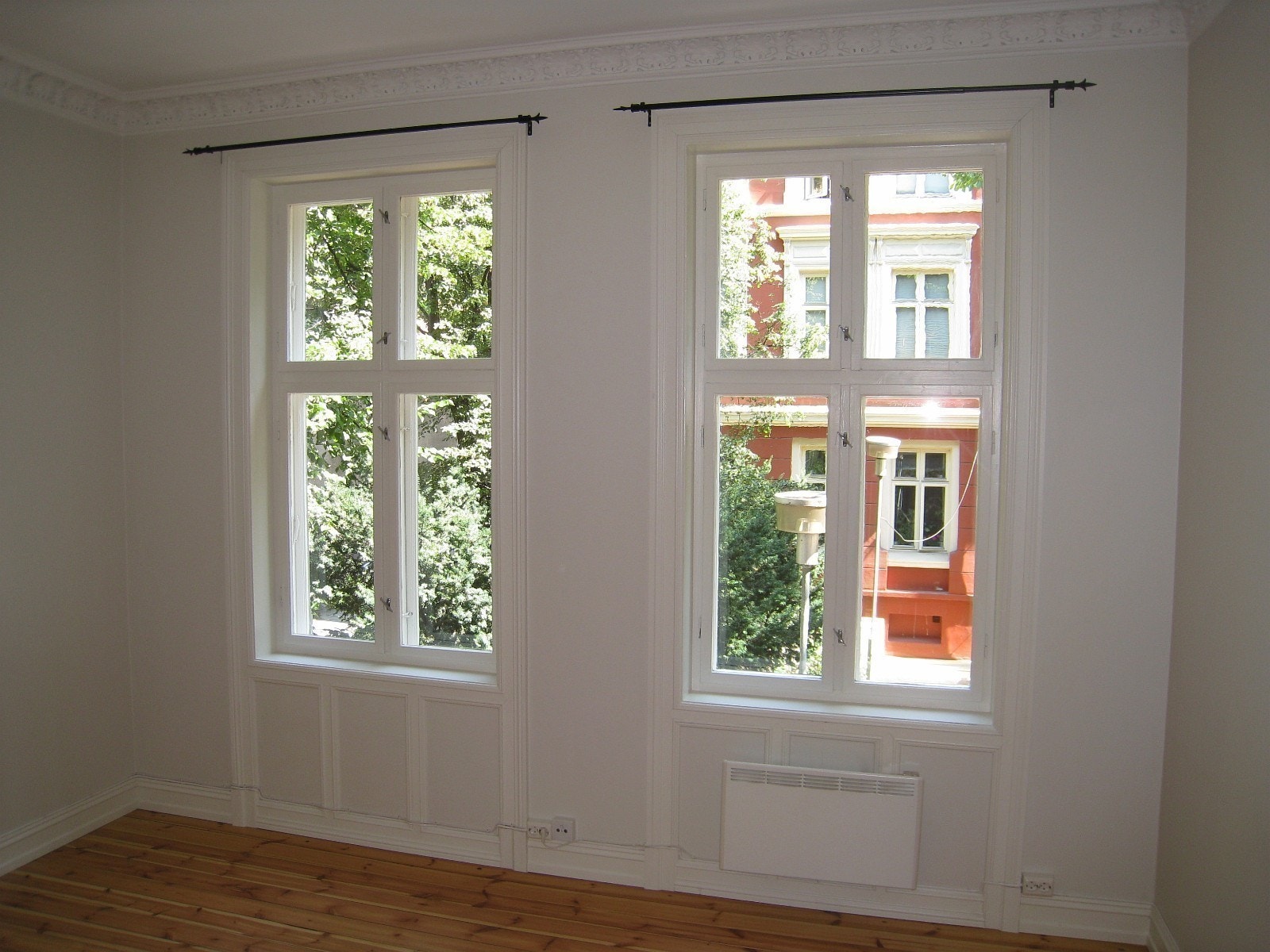 Stort soverom (11,5 kvm) har også kabel-TV-uttak (mellom vinduene) Galleribilde