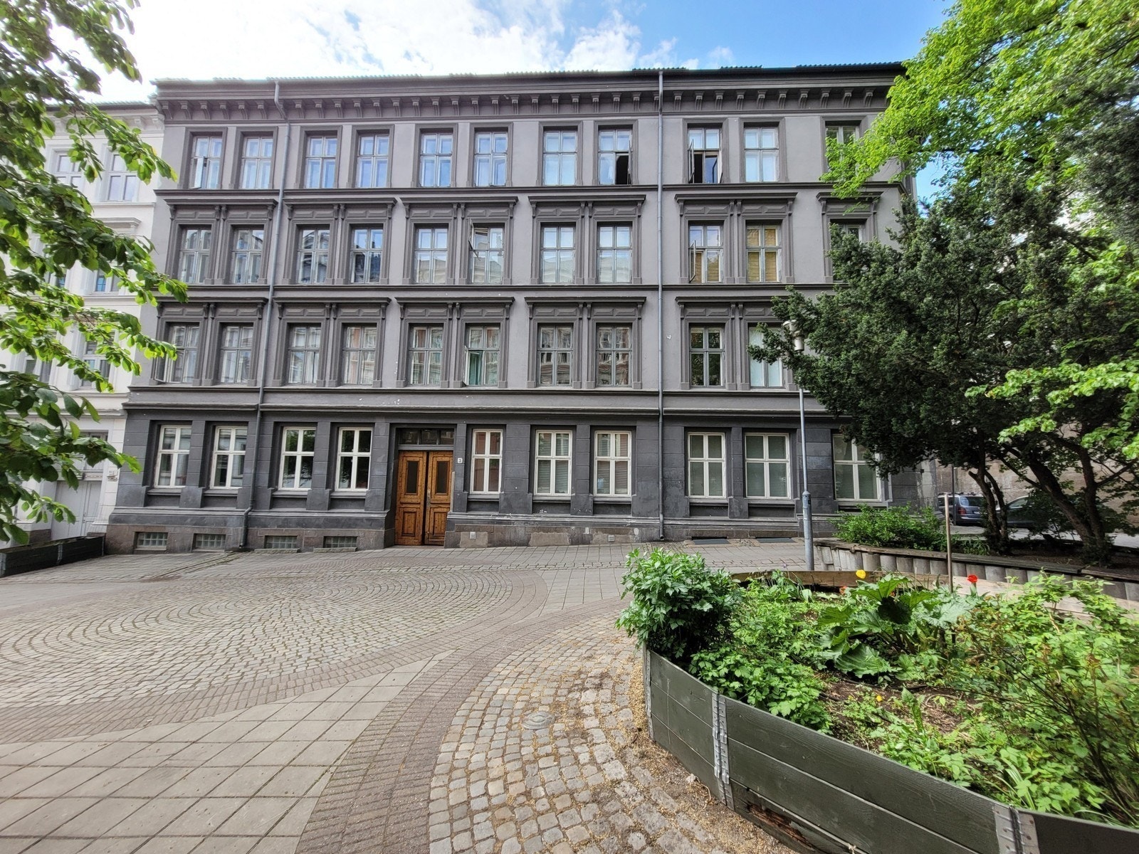 Fasade og gatetun Galleribilde