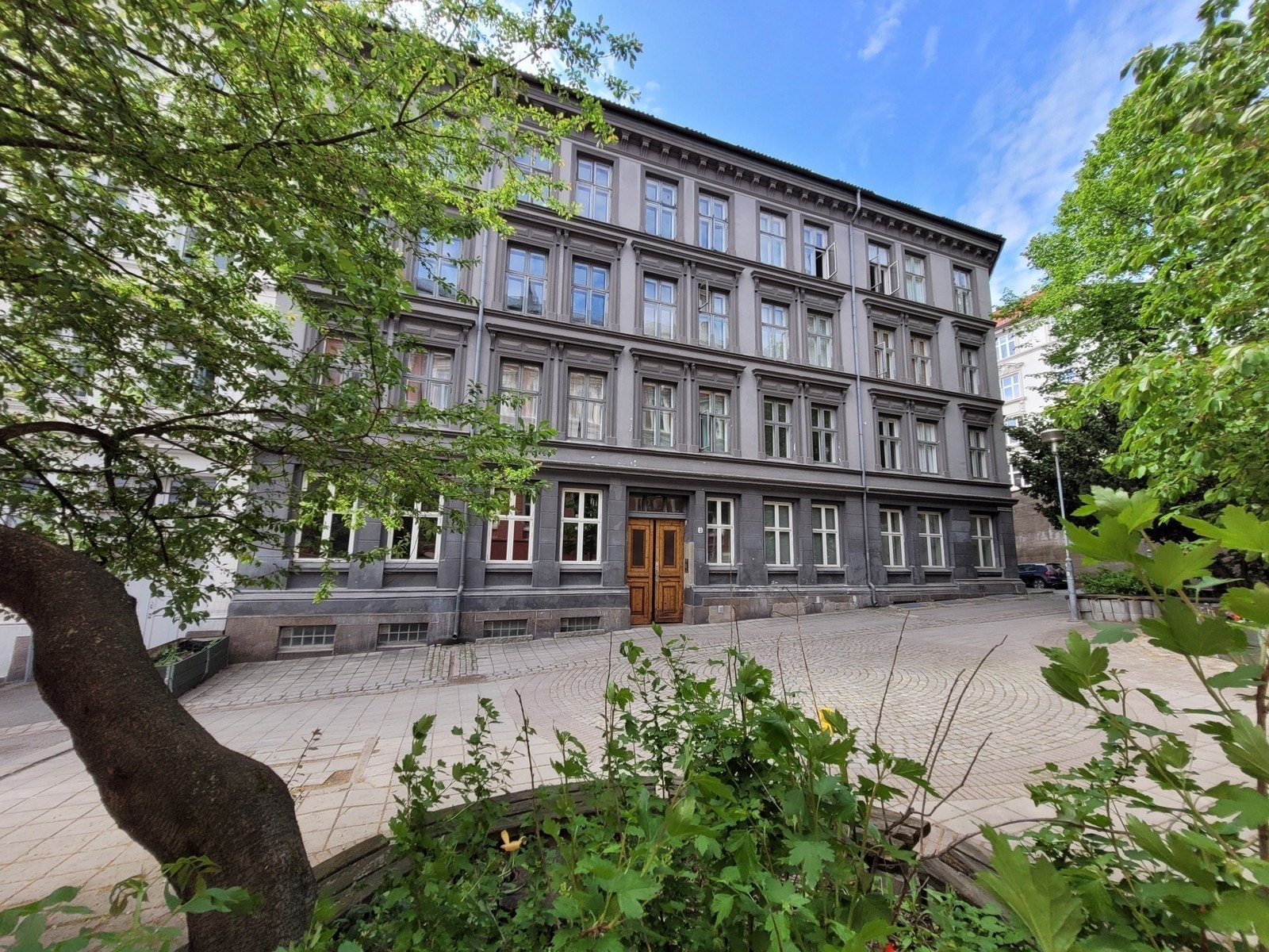 Fasade og gatetun Galleribilde