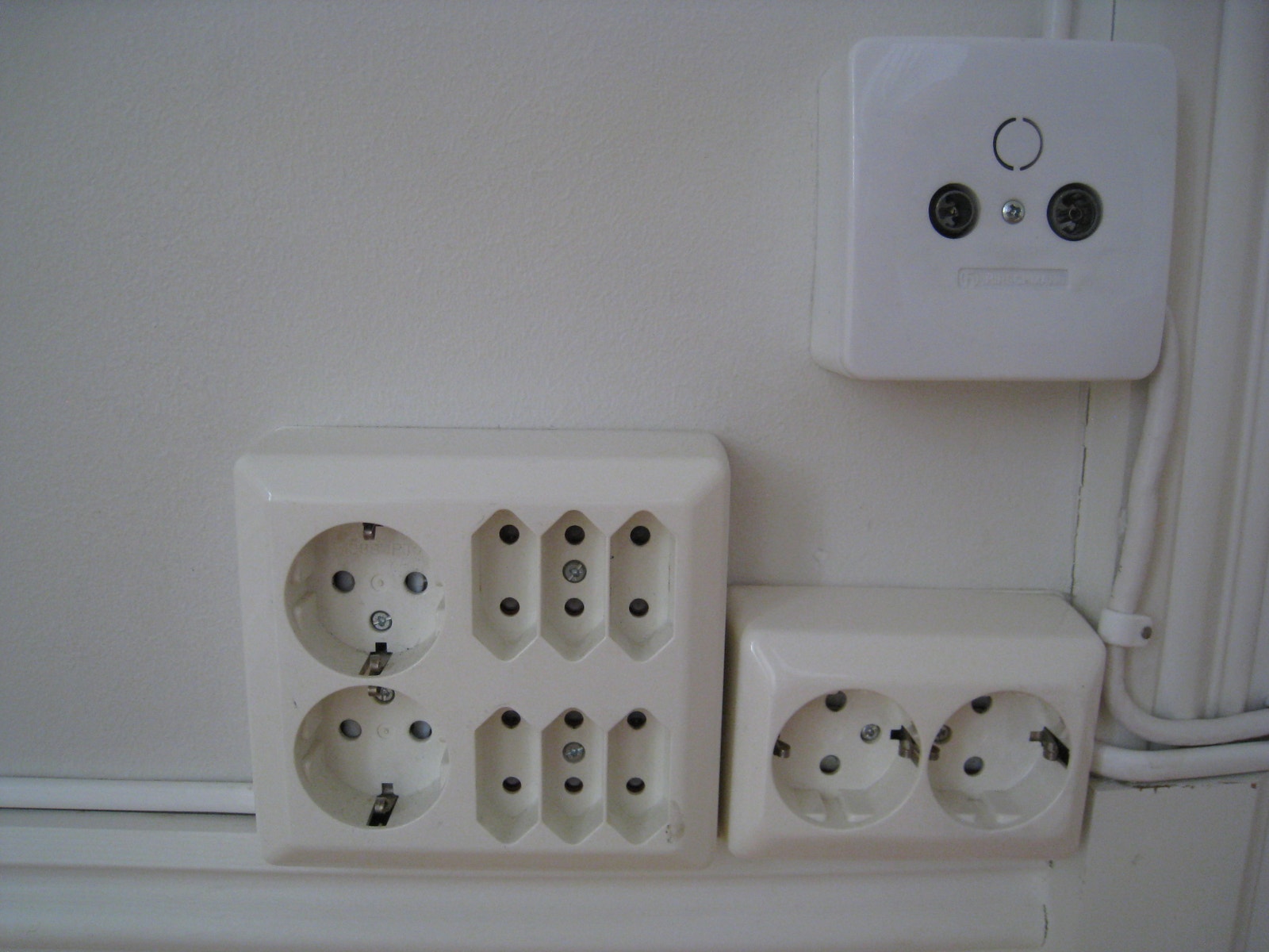 Stikkontakter på "TV-veggen" i stuen Galleribilde