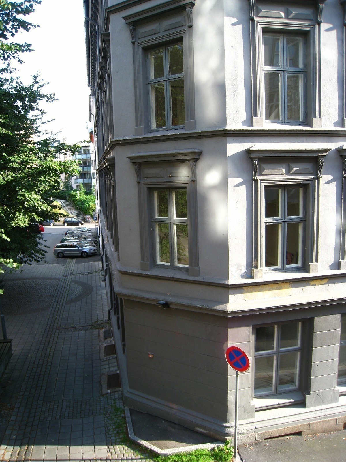 Stuevinduene (samt lite soverom) i 2. etasje på hjørnet av bygården tilhører boligen Galleribilde