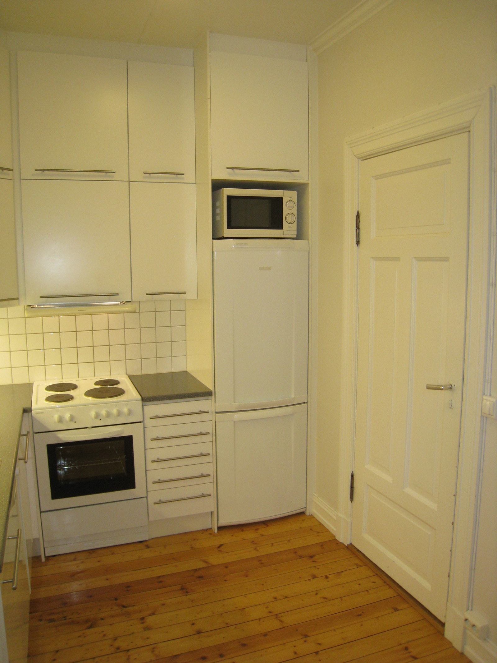 Kjøkken har kombiskap m/ frostfri fryser og med mikrobølgeovn på topp Galleribilde