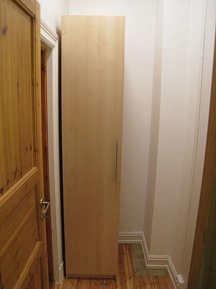 Klesskap i entrè (utenfor bad) Galleribilde