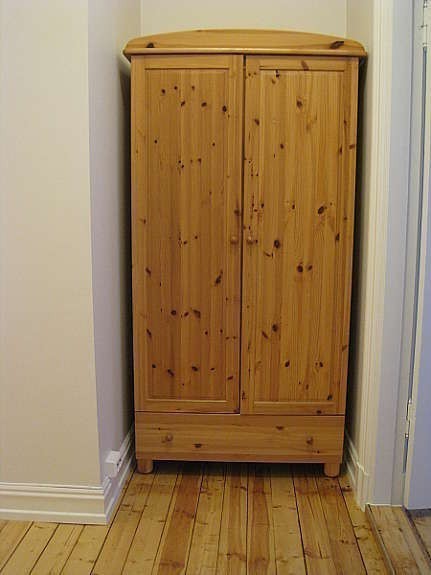 Klesskap i entrè (utenfor lite soverom) Galleribilde