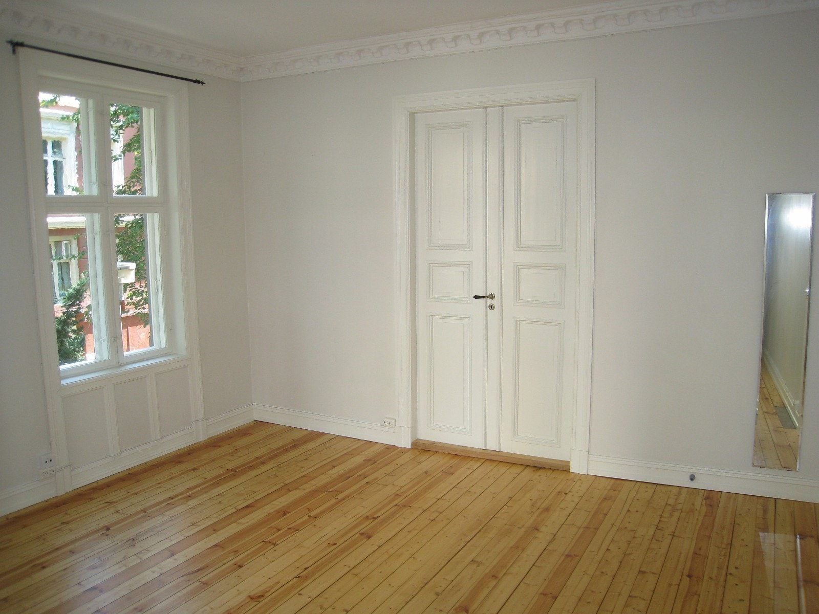 Stue med stort soverom bak dobbeldøren (begge rom har selvsagt egen inngang fra entrè i tillegg) Galleribilde