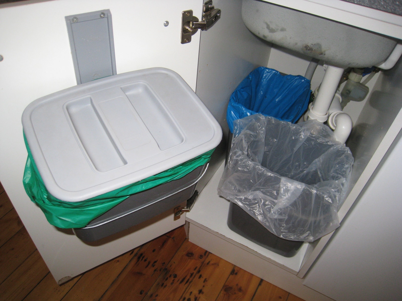 Kildesorteringssett i benkeskap er på plass Galleribilde