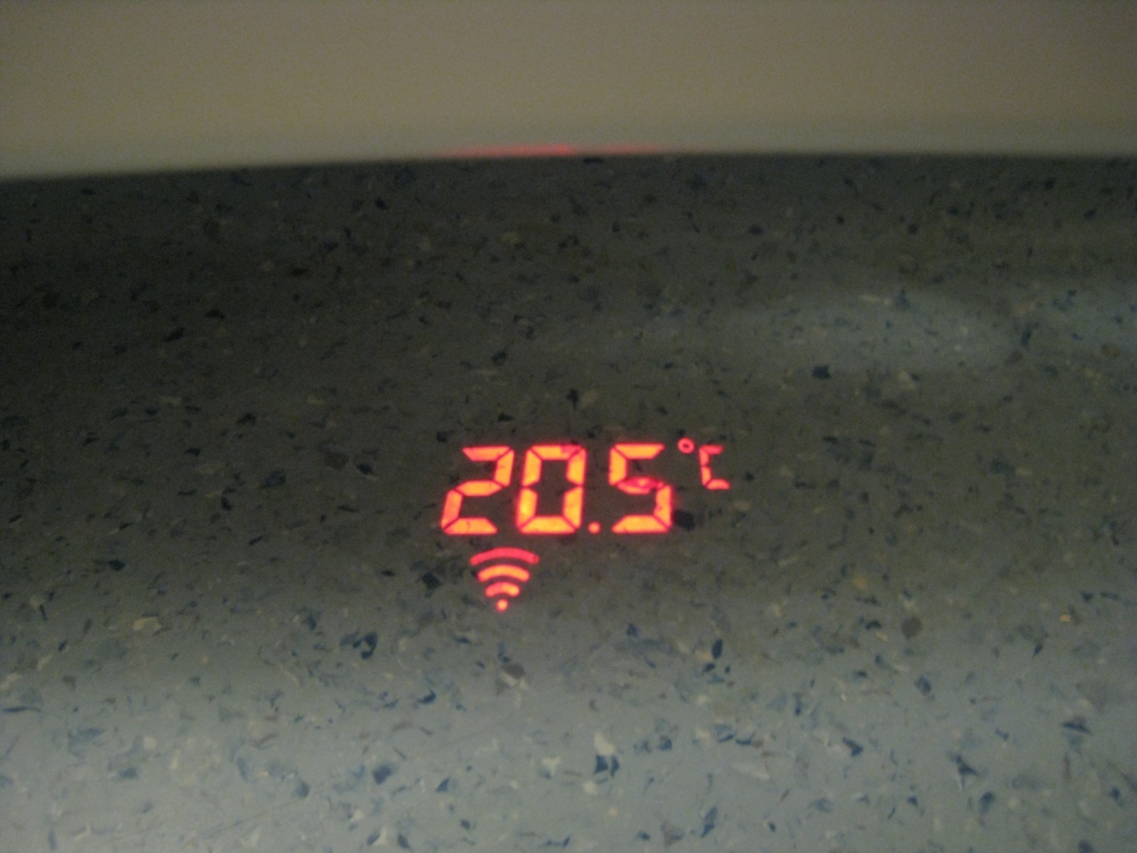 Innstilt temperatur på varmeovn vises på gulvet en kort stund etter justering Galleribilde