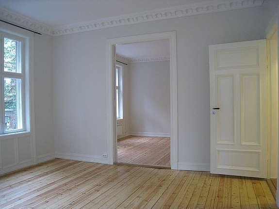 Stue med stort soverom i bakgrunnen Galleribilde