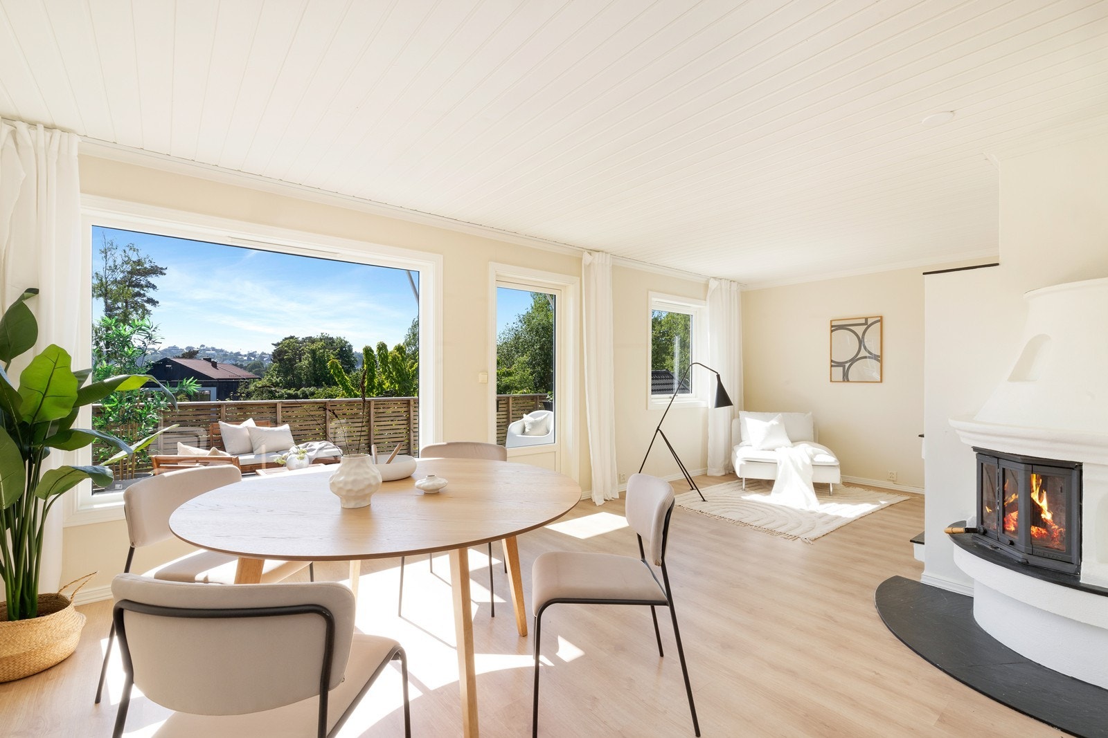 Lys og romslig stue med god plass til både sofagruppe og spisebord. Galleribilde