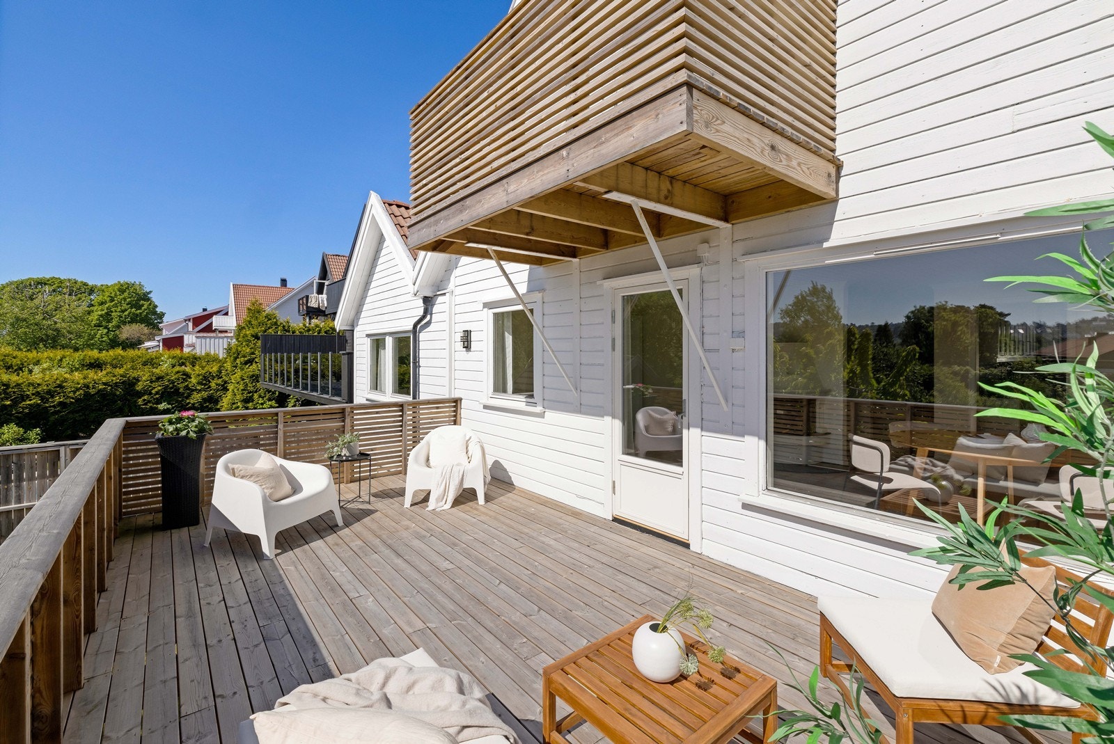 Utgang til nyere, stor solrik veranda med flott utsikt. Galleribilde