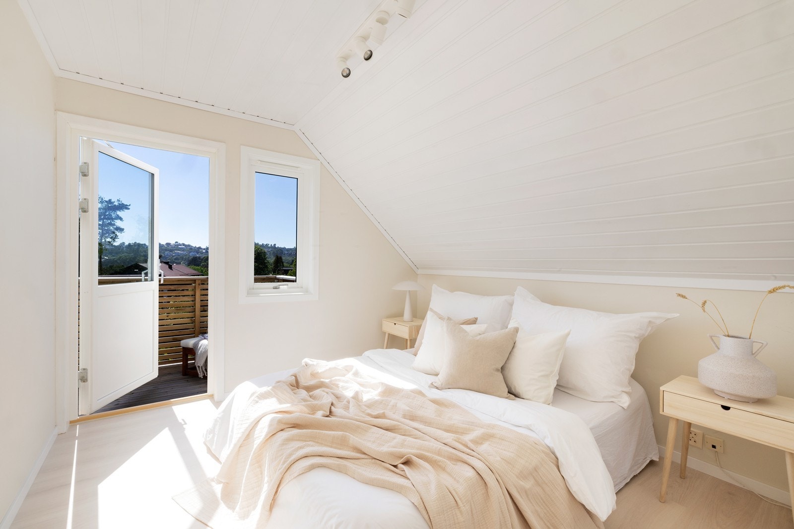 Soverom 1. Utgang til nyere solrik balkong. Galleribilde