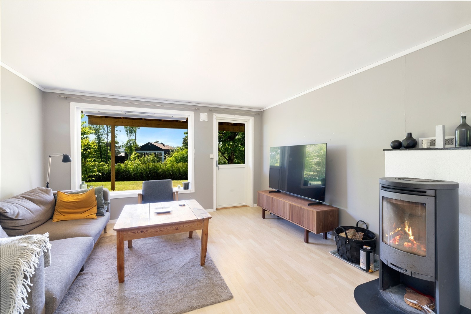 Koselig stue i utleiedel med utgang til terrasse og hage. Galleribilde
