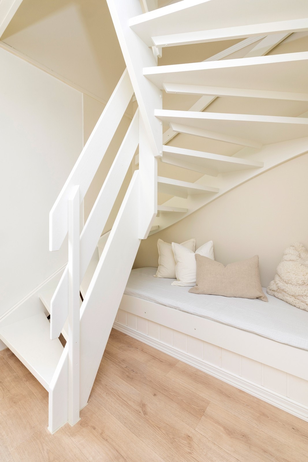 Selger informerer om at det er mulig å sette inn trapp ned til hybel om det ønskelig å benytte seg av hele boligen. Galleribilde