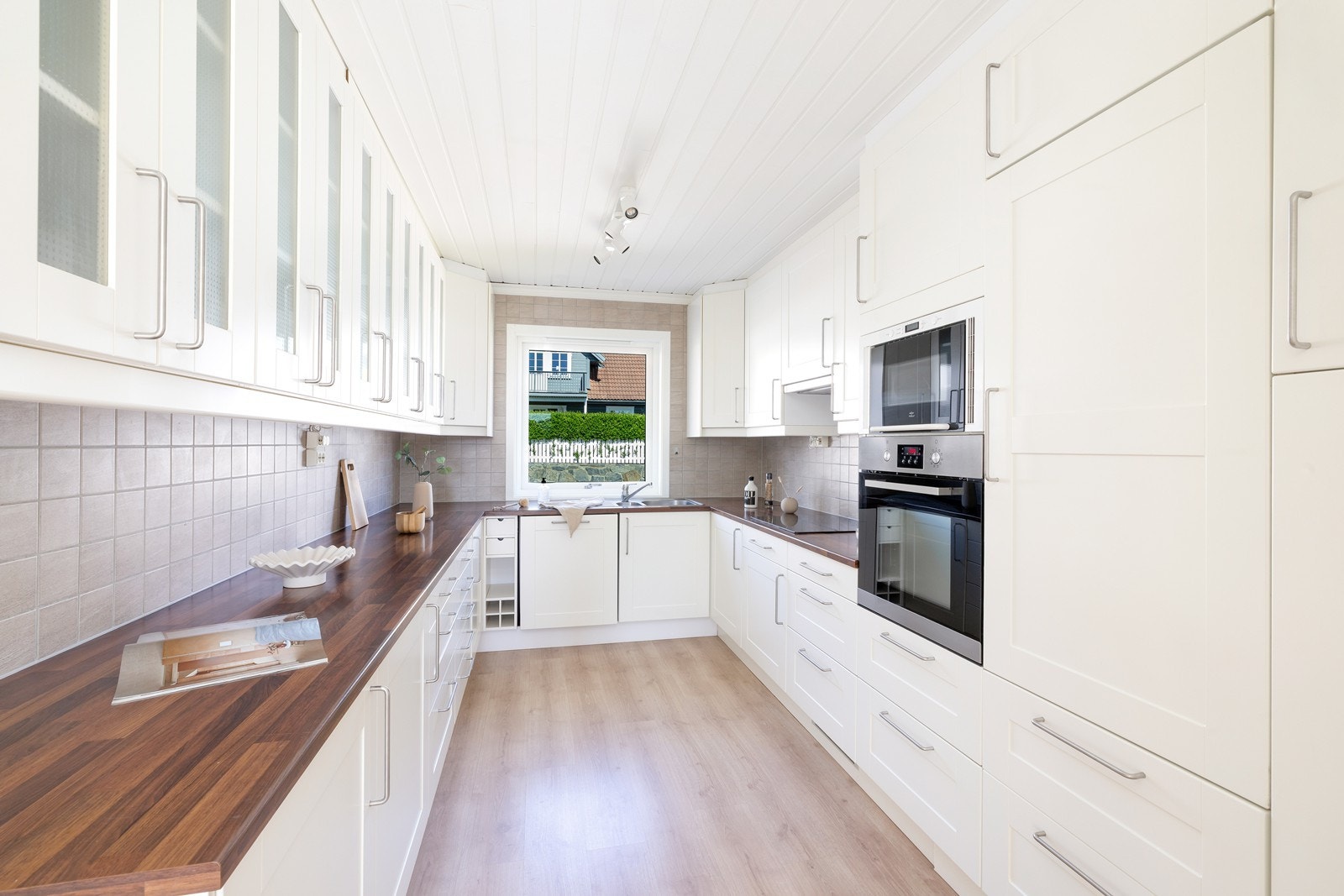 Kjøkkenet har hvite profilerte fronter og laminat benkeplate. Godt med skap og benkeplass. Galleribilde