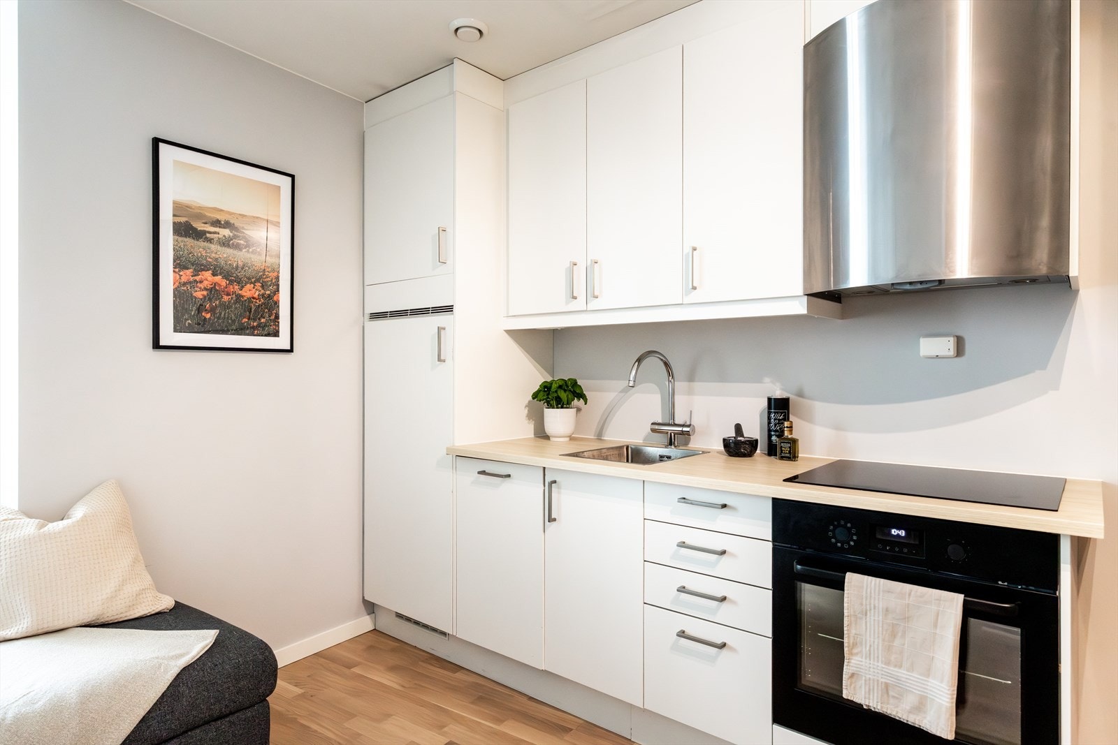 - Kjøkkeninnredning med glatte fronter, laminat benkeplate med nedfelt vaskekum og overskap - Galleribilde