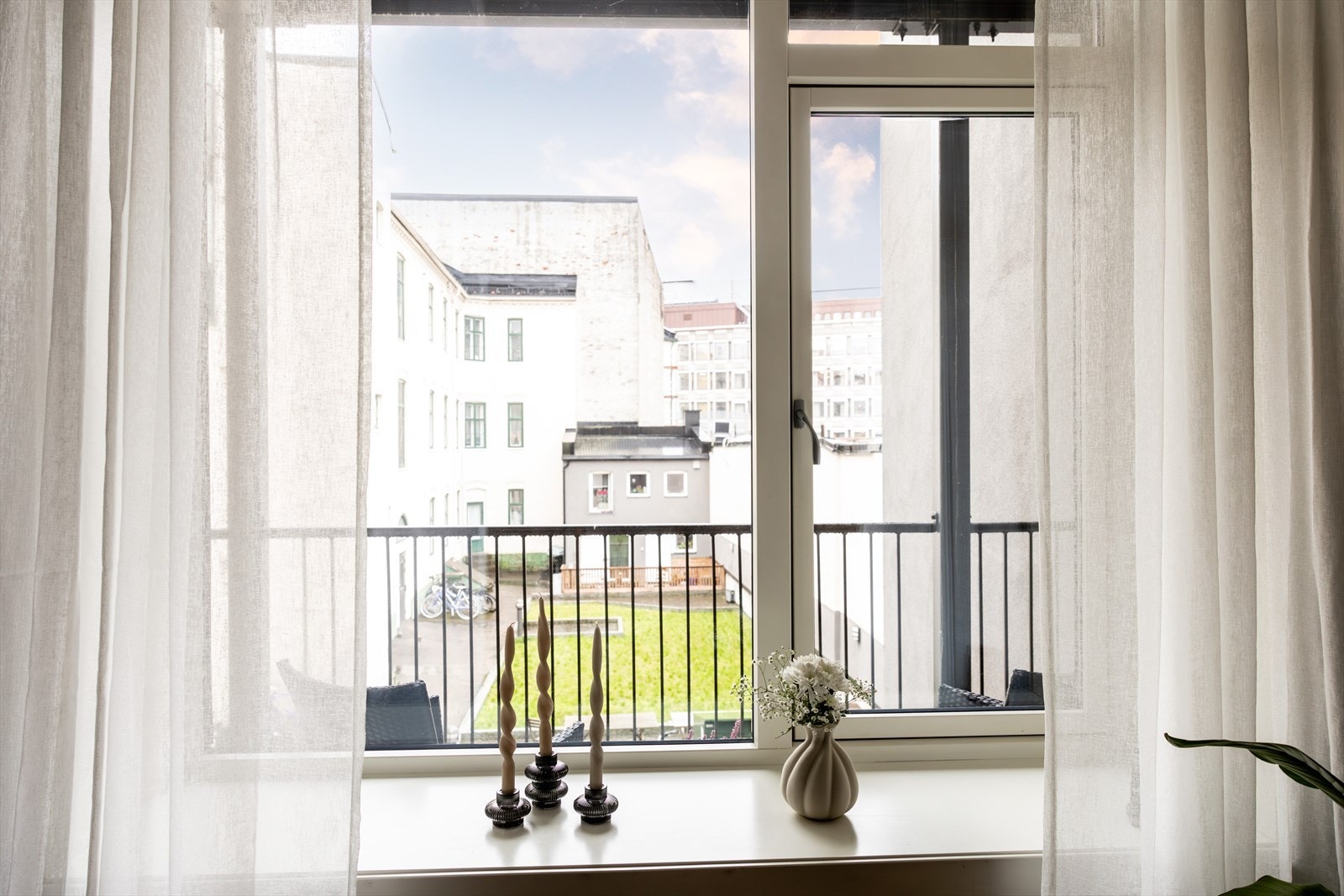 - Store vindusflater som gir rikelig med luft og lys - Galleribilde