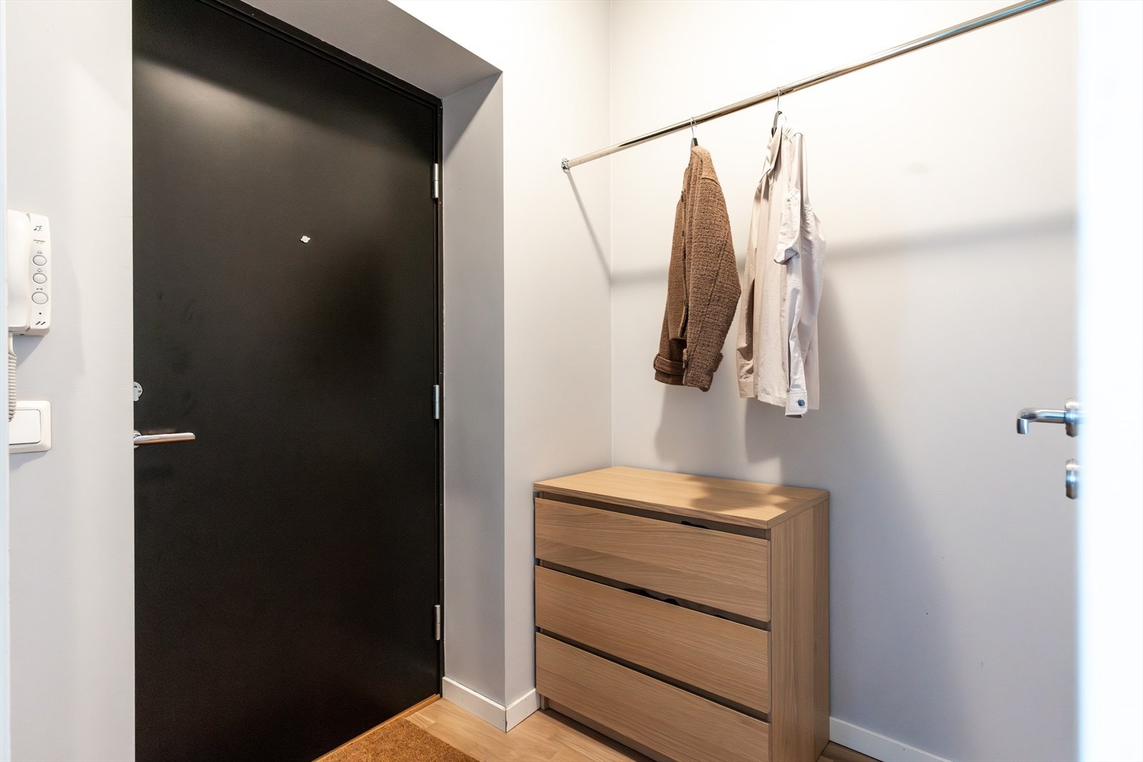 - Velkommen inn! En lys og innbydende entré som gir et godt førsteinntrykk av leiligheten - Galleribilde
