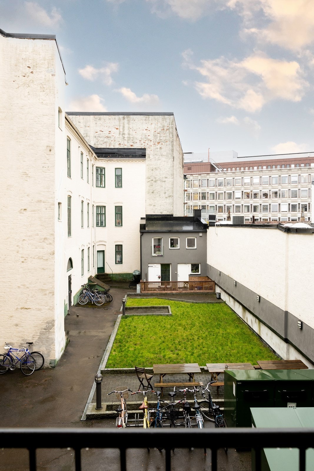 - Hele leiligheten vender mot rolig bakgård - Galleribilde