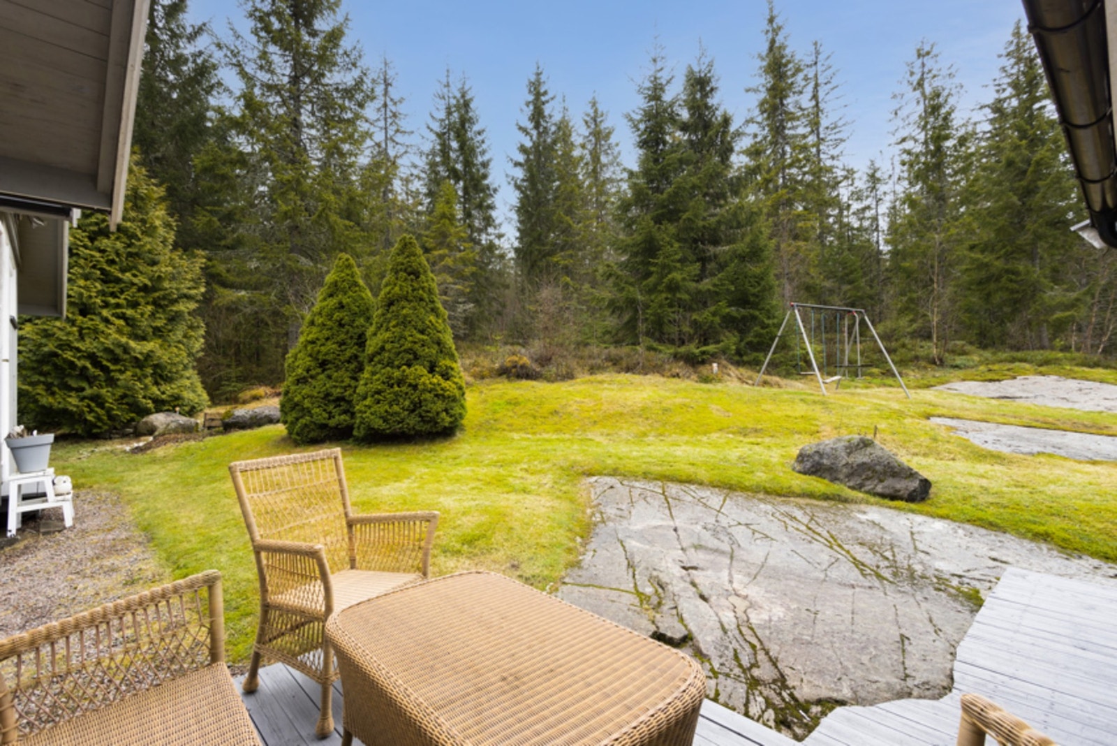 Romslig hage med flotte solforhold Galleribilde