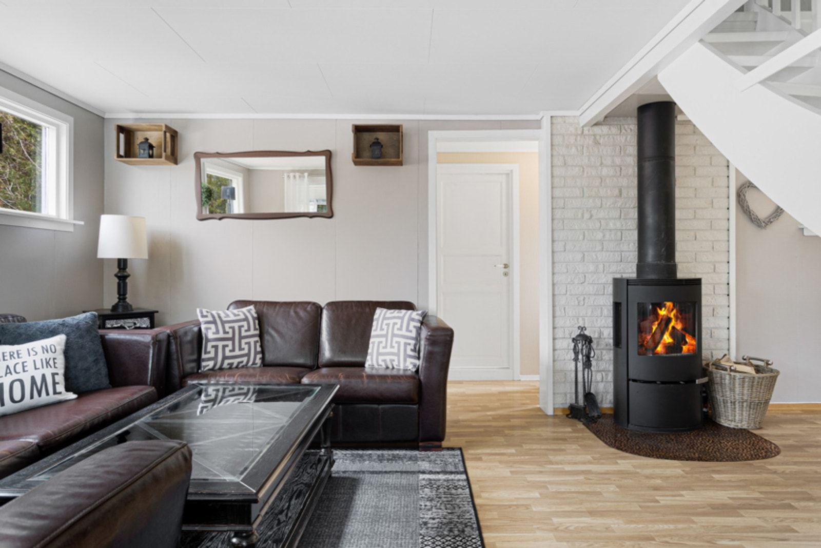 Det er montert peisovn i stuen som varmer godt på kaldere årstider Galleribilde