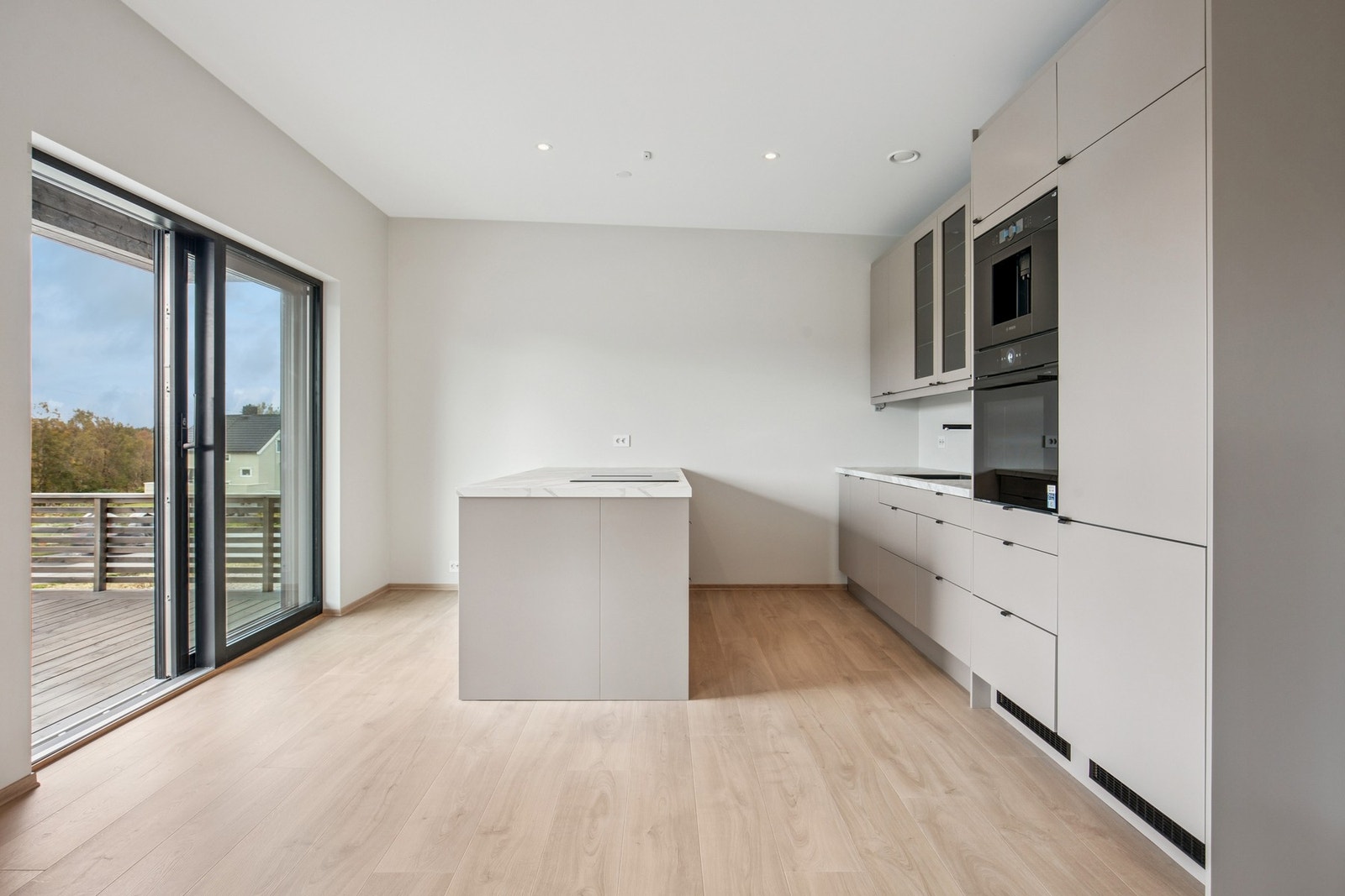 Kjøkken med utgang til terrasse Galleribilde