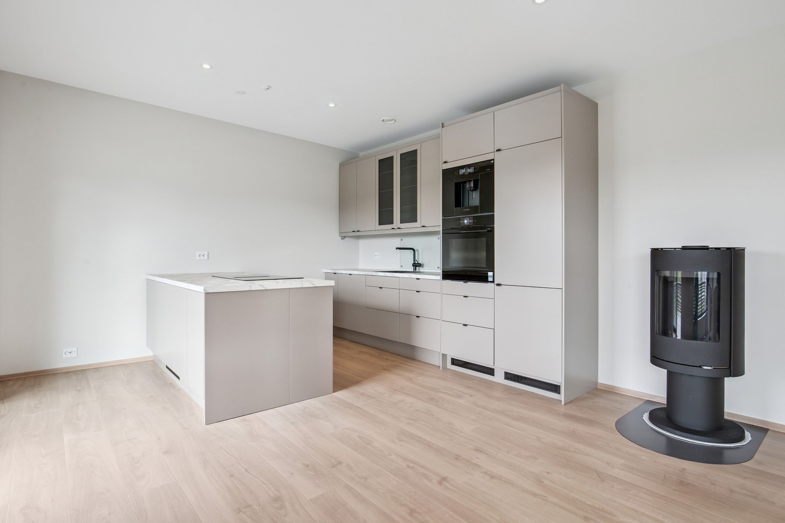 Stue og kjøkken i åpen løsning Galleribilde