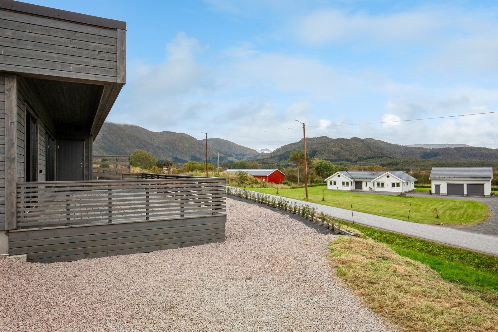 Fra boligen er det gangavstand til skole, barnehage, butikk, treningssenter og bussholdeplass på Kårvåg Galleribilde