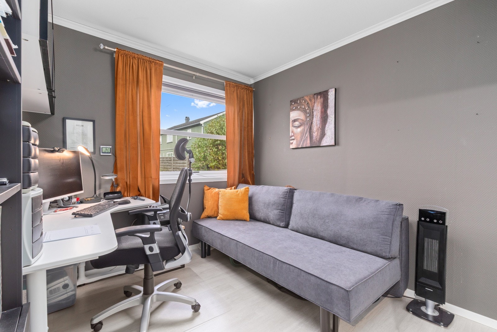 Dette rommet passer også perfekt som gjesterom eller hjemmekontor og har varme i gulv. Galleribilde