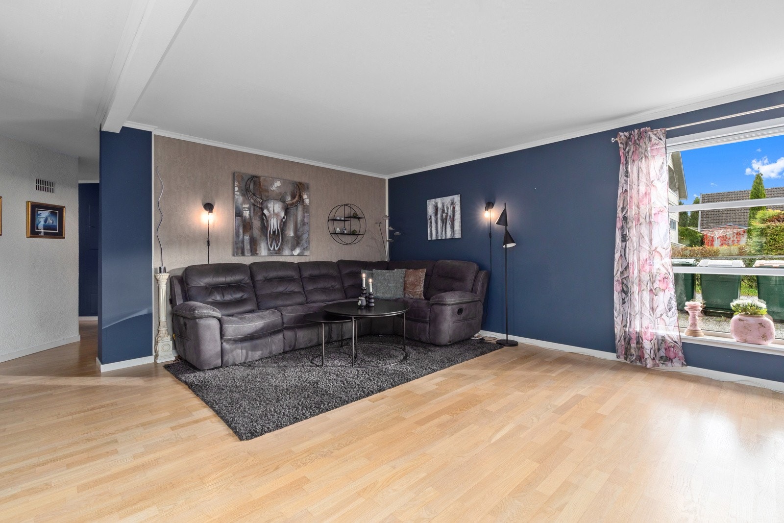 Stuen har gode vindusflater, noe som slipper inne rikelig med naturlig lys. Galleribilde