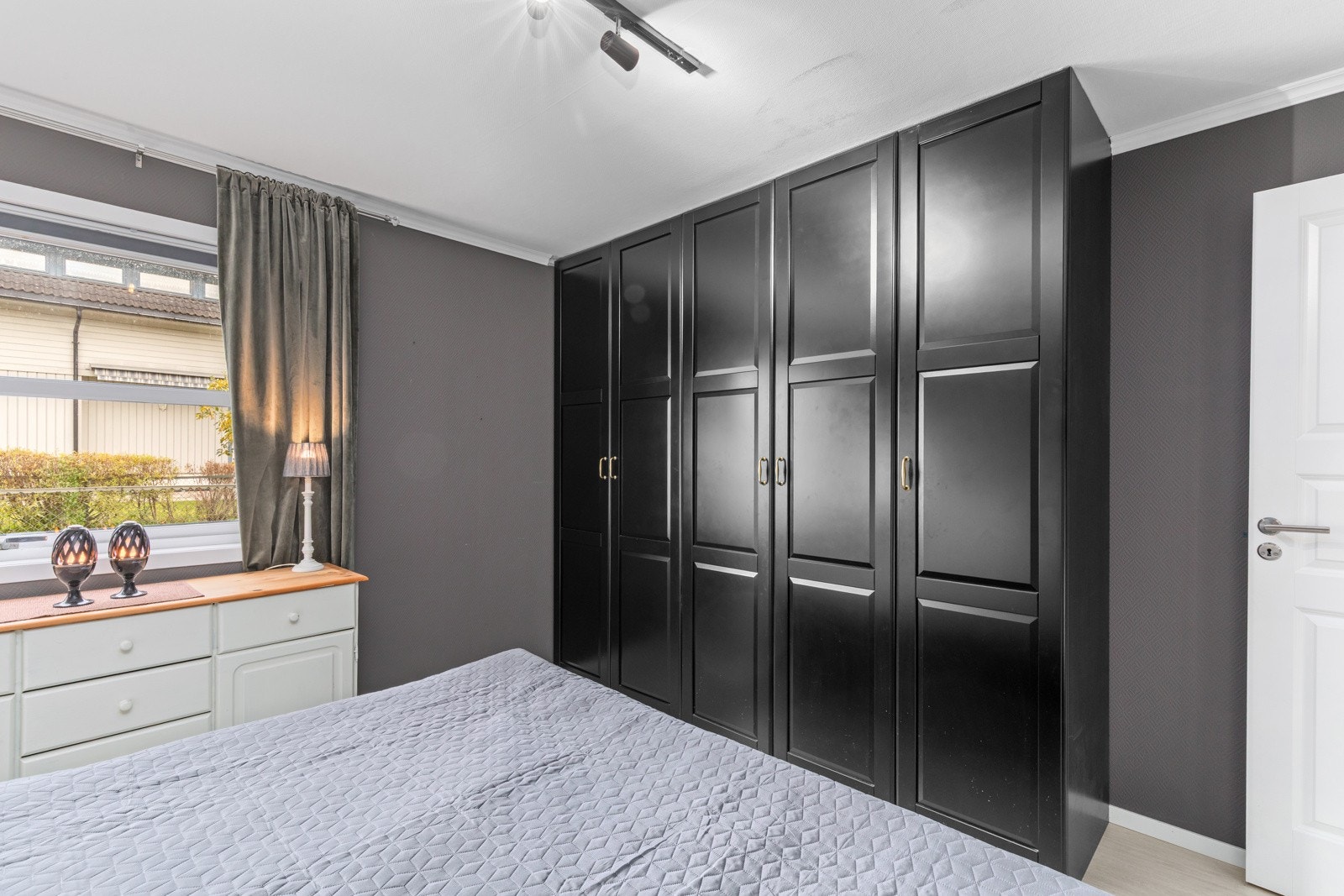 På hovedsoverommet er det rikelig med oppbevaringsplass i stilige garderobeskap. Galleribilde