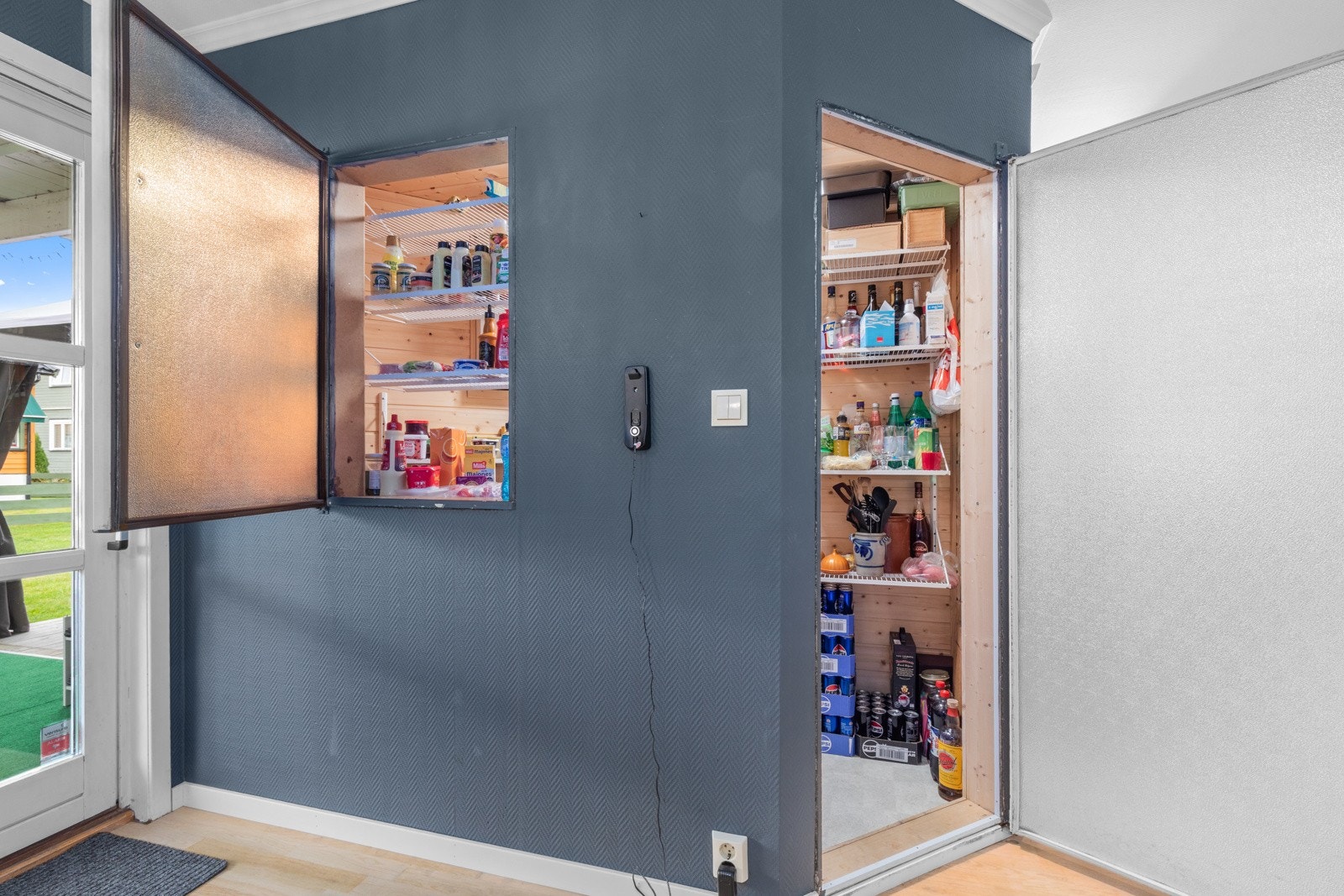 Kjøkkenet har et eget kjølerom. Her har du vedlig god plass til oppbevaring. Galleribilde