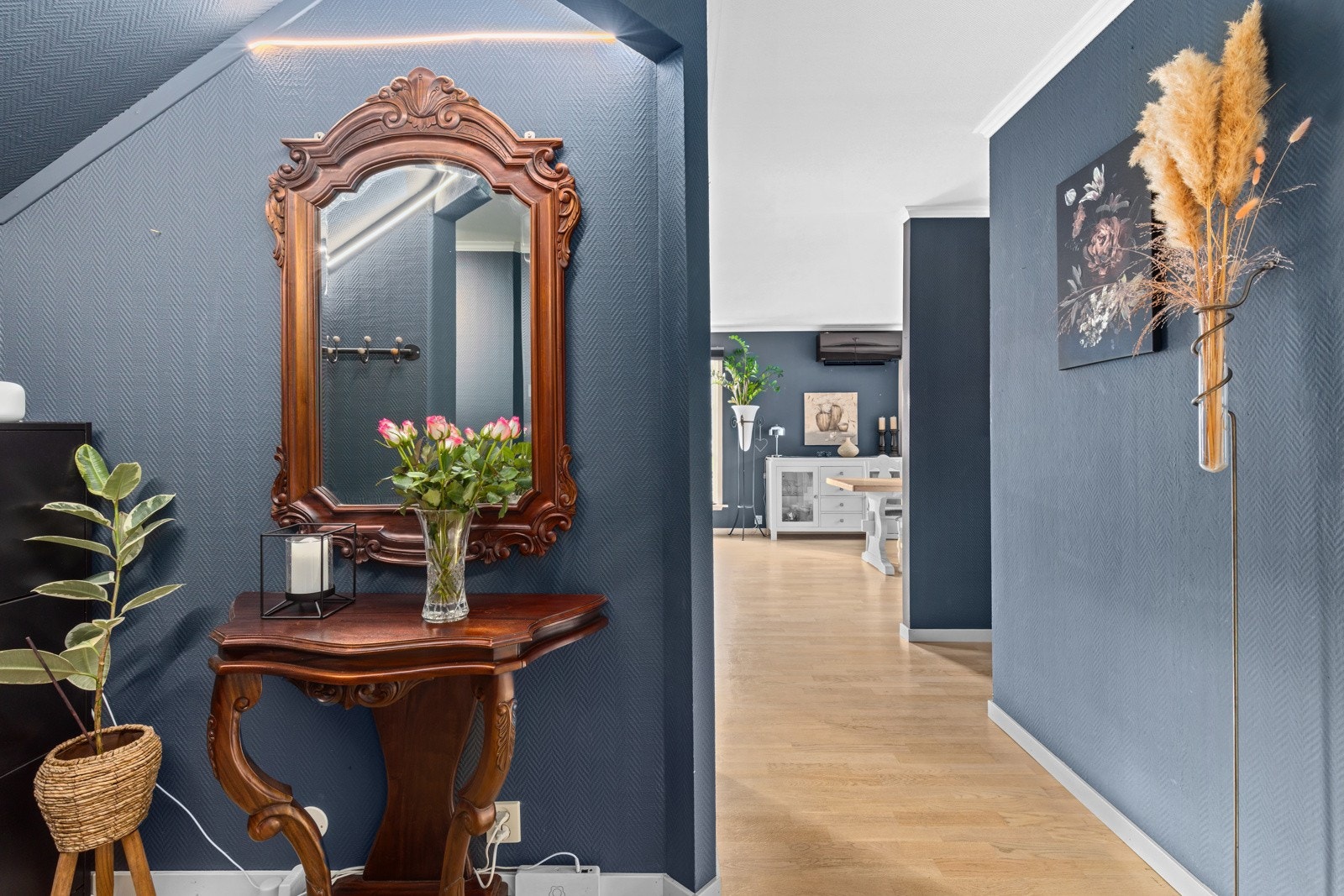 Entreen har tilgang til 2 boder for ytterligere oppbevaring. Galleribilde