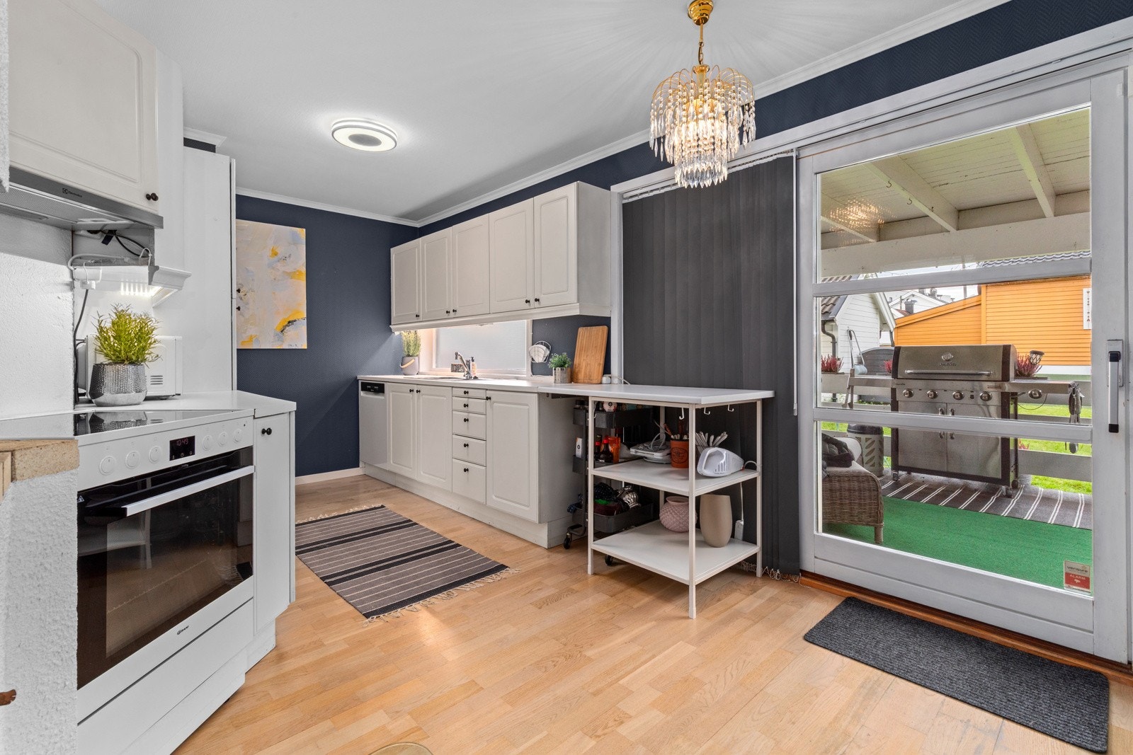 Kjøkkenet er ellers utsyrt med, stekeovn og platetopp, oppvaskmaskin samt avtrekksvifte over komfyr. Galleribilde