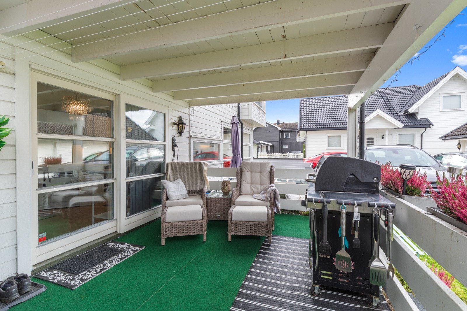 Fra kjøkkenet er det adkomst til delvis overbygd terrasse. Galleribilde