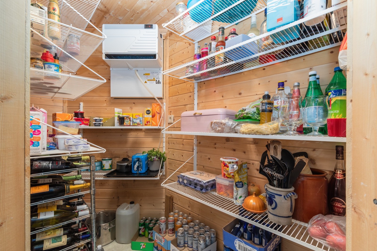 Med dør inn til kjølerommet og luke inn mot kjøkkenet slik at du enkelt får tak i det du ummidelbart skulle trenge. Galleribilde