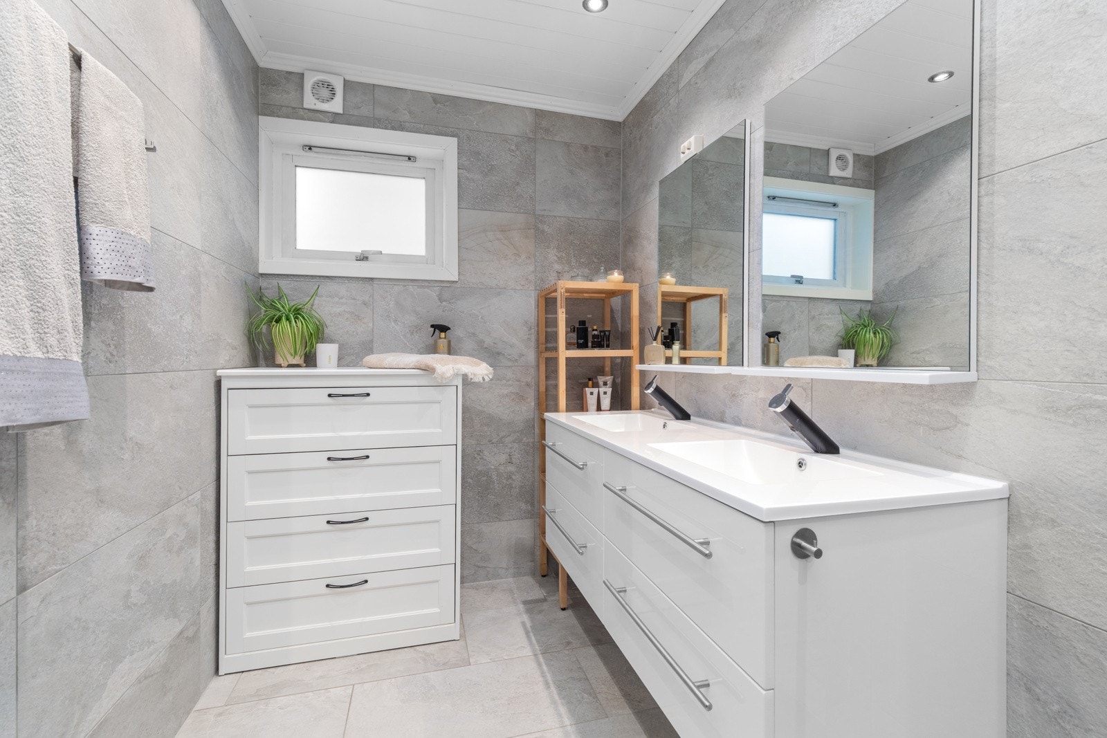 Moderne og stilrtent bad fra 2017. Galleribilde